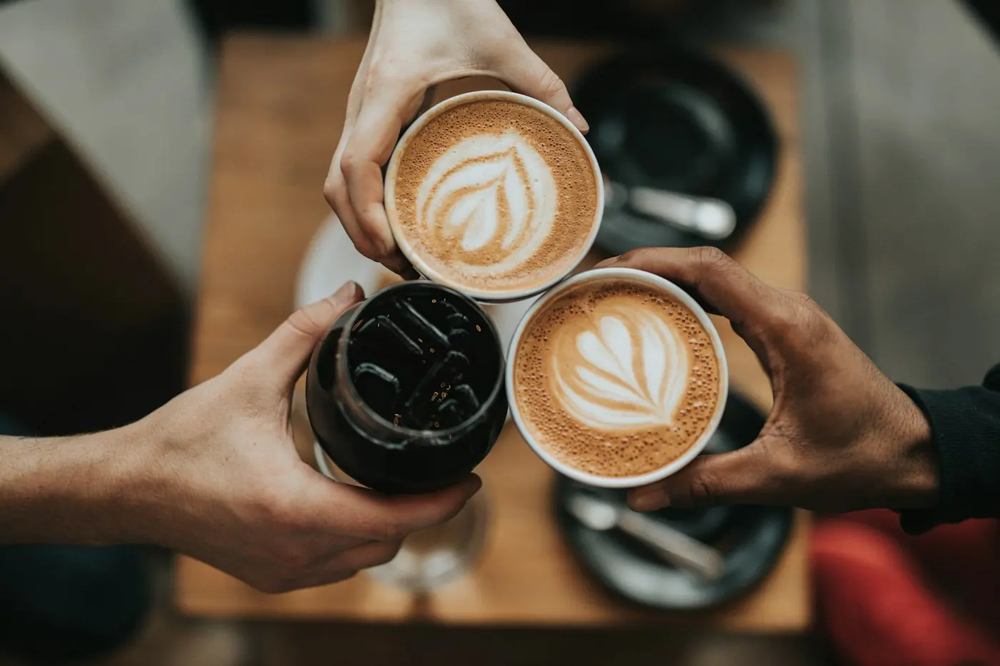 Tazas de café de especialidad compartidas entre amigos