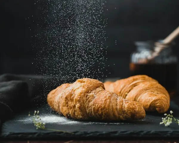 Croissants artesanales recién horneados