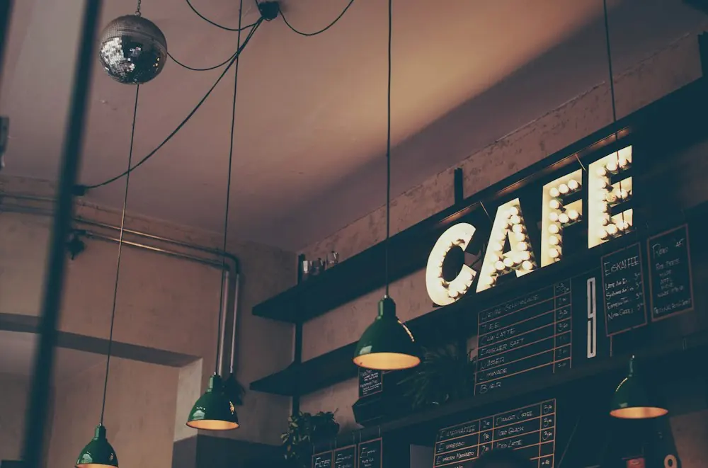 Una cafetería acogedora con luz natural