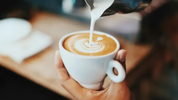 Café latte servido en una taza